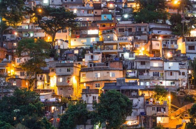 Многослойные постройки в фавелах Рио-де-Жанейро