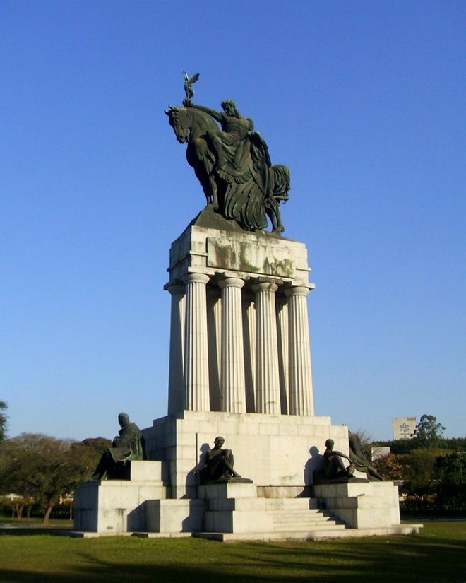 Памятник Рамусу ди Азеведо