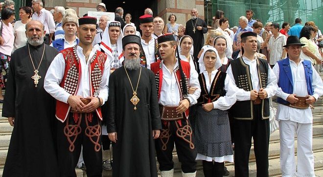 Этнические сербы в национальной одежде