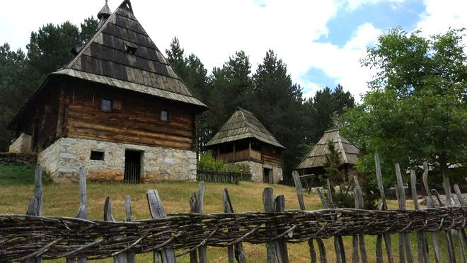 Традиционная сельская архитектура Сербии в деревне Сирогойно