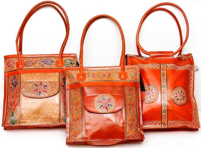Кожаные сумки - один из популярных сувениров, которые можно привезти из Дели