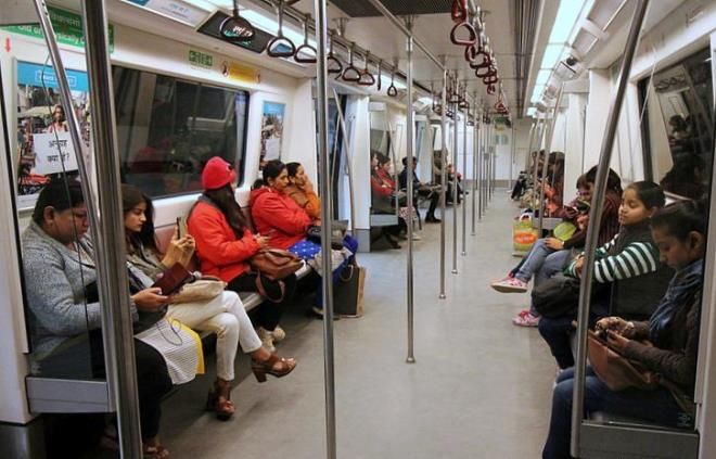 Женские вагоны в метро Дели