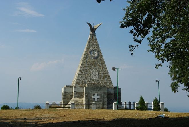 Монумент на горе Гучево