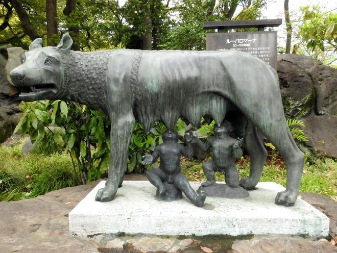 Статуя волчицы