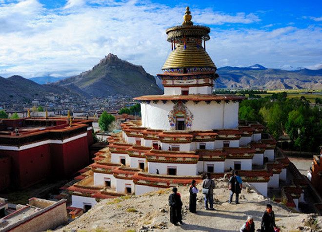Монастырь в Китае в горах Тибета Пелкор Чёде