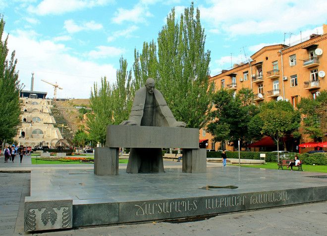 Памятник Александру Таманяну (Ереван)