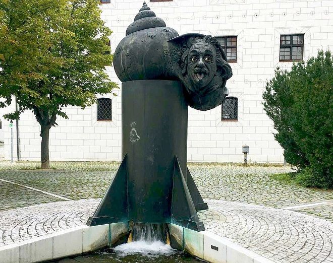 Памятник-фонтан Эйнштейну