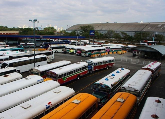 Парковка автобусов рядов с терминалом Албрук. Панама