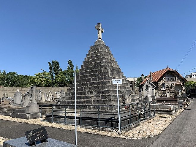 Пирамида кладбища Ле-Бурже