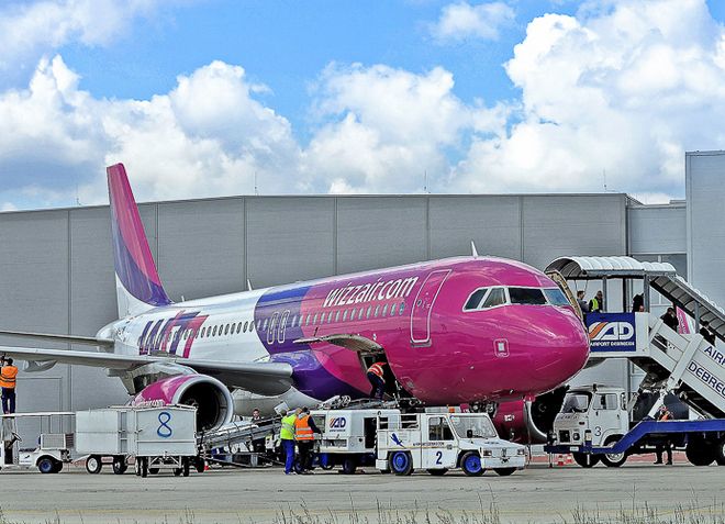 Самолет компании Wizz Air в аэропорту Дебрецена