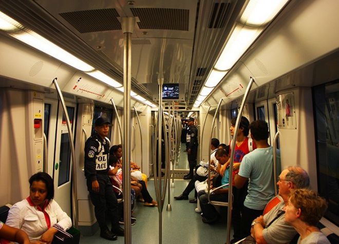 Внутри вагона панамского метро
