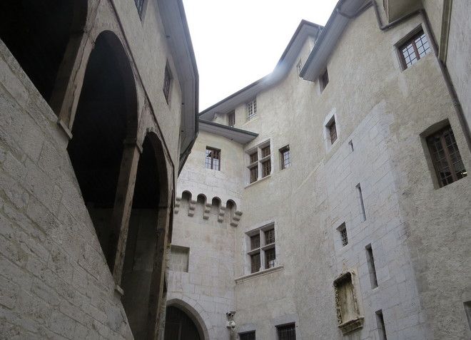 Замок Chateau des ducs de Savoie