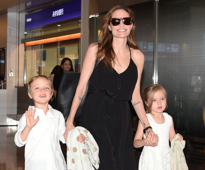 Анджелина Джоли с близнецами