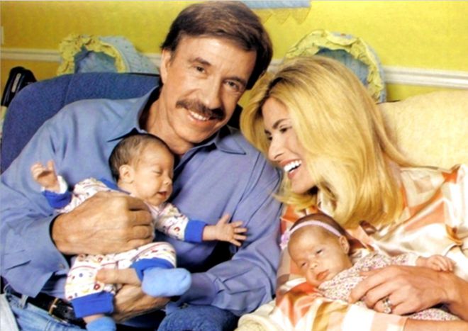 Чак Норрис, его жена и новорожденные близнецы