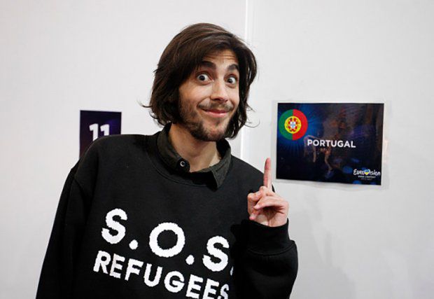Сальвадор Собрал в футболке с надписью Помогите беженцам