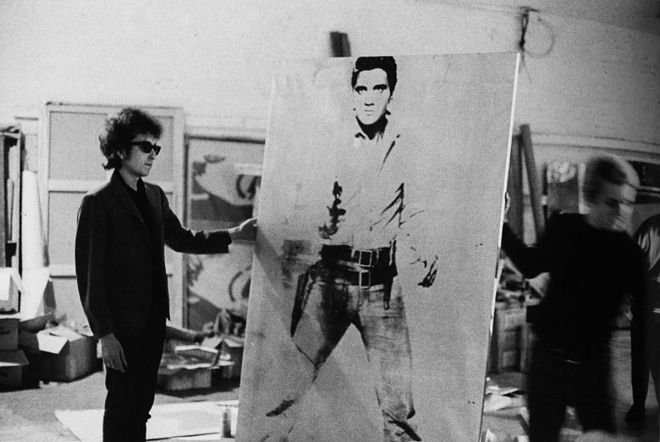 Боб Дилан с портретом Элвиса Пресли