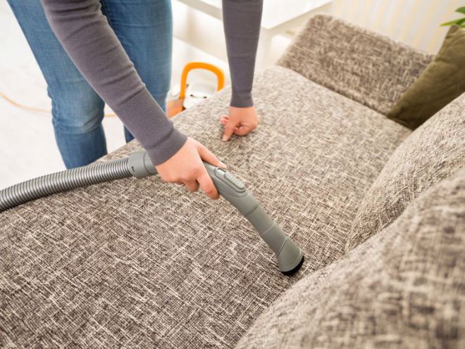 Как почистить диван от пыли