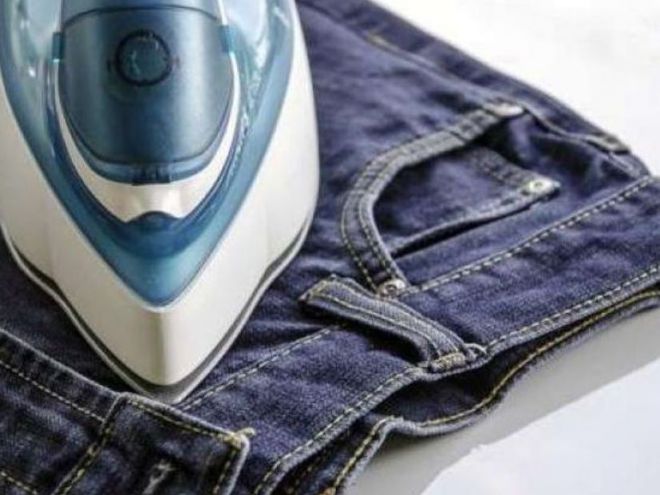 Как убрать пятно от утюга на джинсах