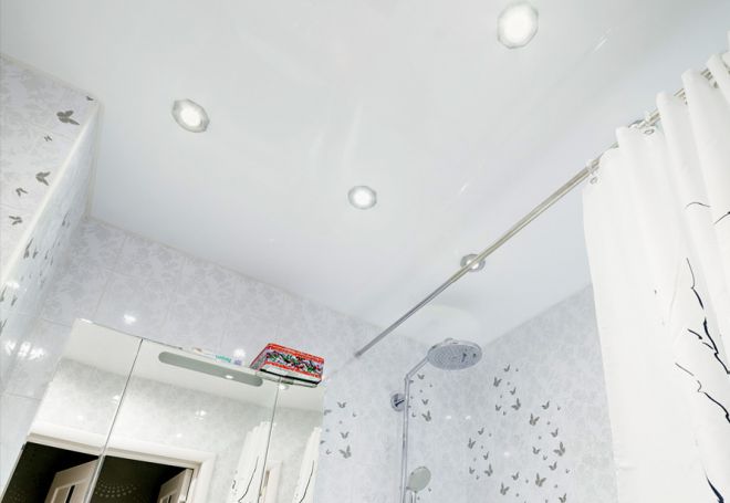 белые натяжные потолки в ванной