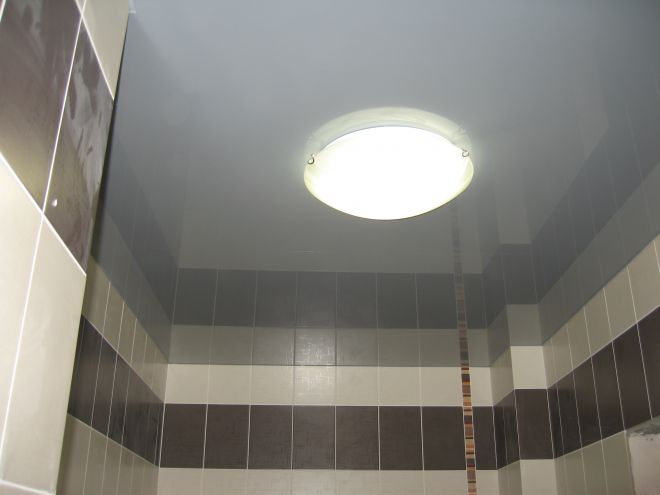 серый натяжной потолок в ванной