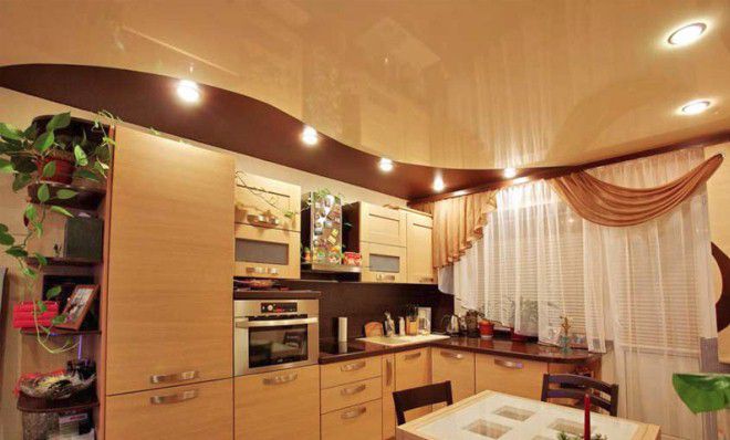дизайн натяжных потолков на кухне