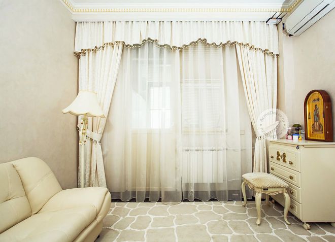 шторы в интерьере гостиной в  классическом стиле