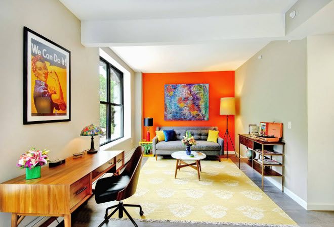 планировка проходной гостиной оранжевая стена