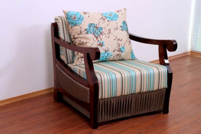 Мягкие кресла с деревянными подлокотниками для дома