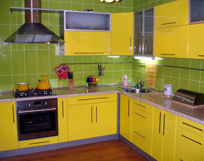 сочетание зеленого в кухонном интерьере