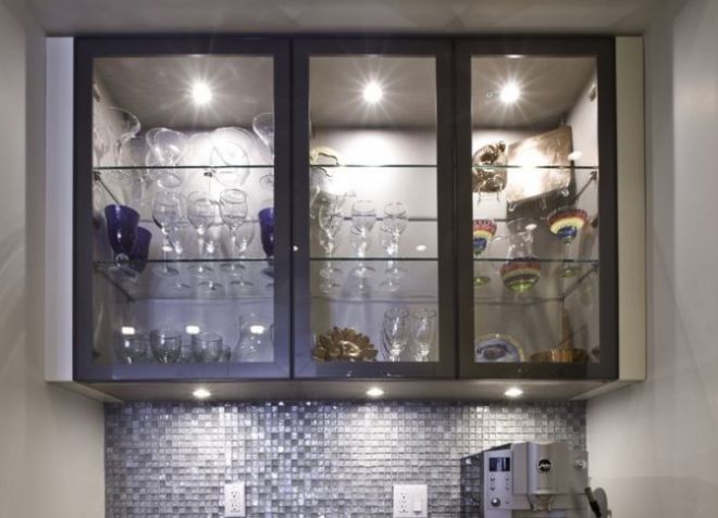  стеклянный шкаф в кухне