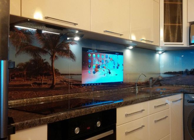 Встроенный телевизор на кухне