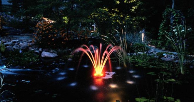 Садовый фонтан с подсветкой