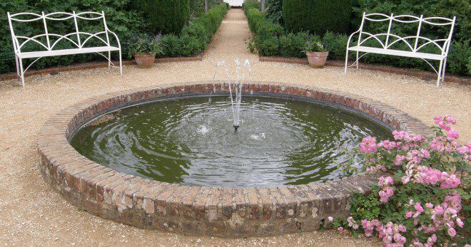 Садовый круглый фонтан