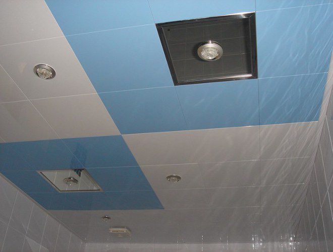 отделка потолка МДФ панелями глянец