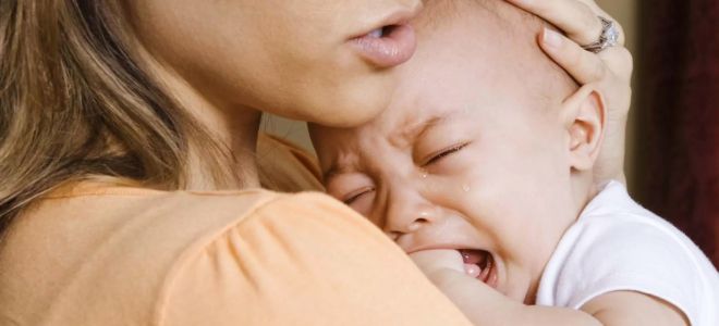 Почему ребенок начинает плакать во время кормления