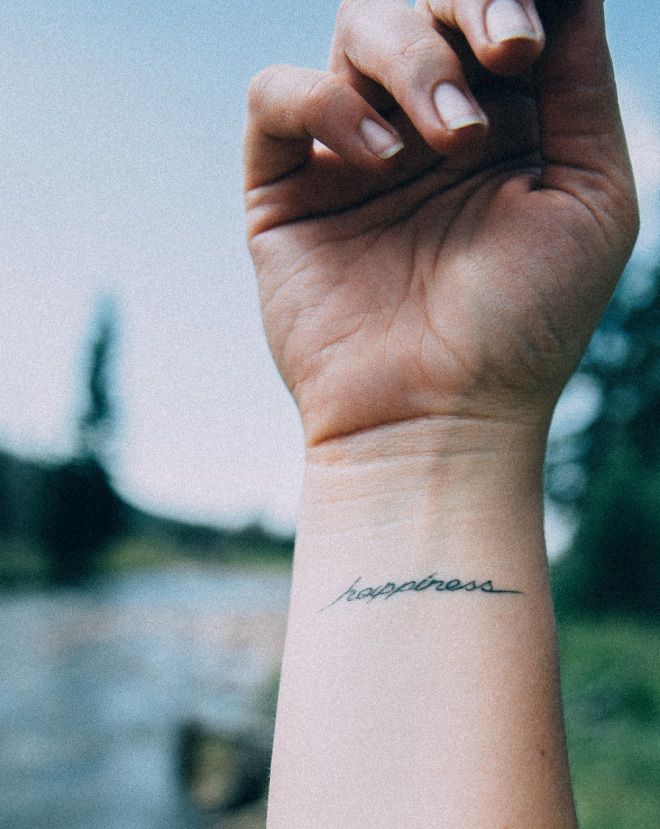 Татуировки надписи на руке четыре