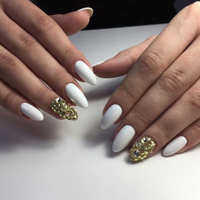 Manicure for short nails almond-shaped ten