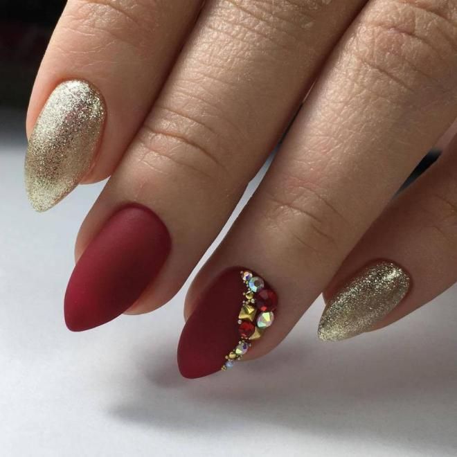 Manicure burgundy with gold two