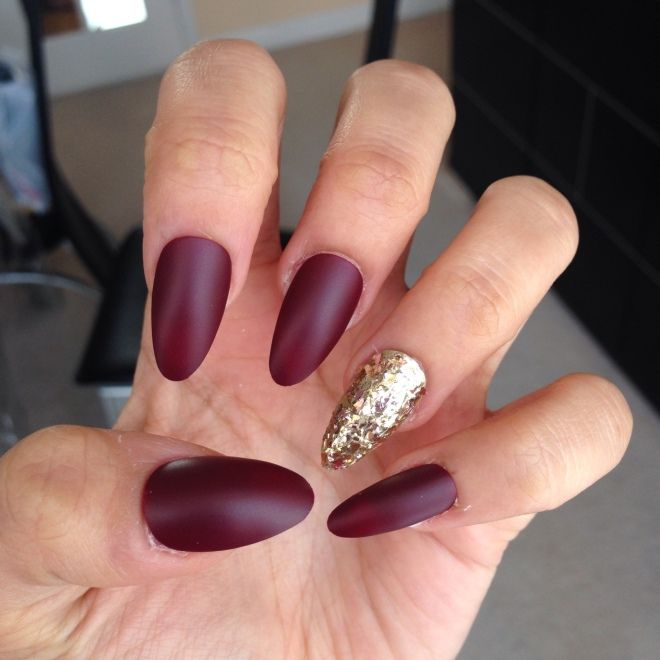 Manicure burgundy with gold five