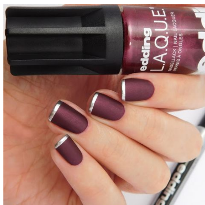 Manicure burgundy French four