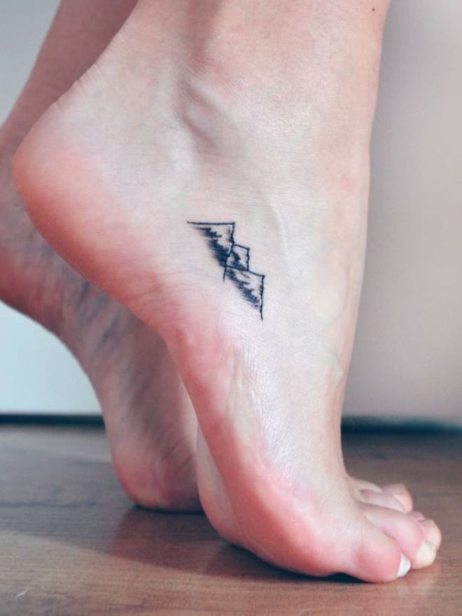маленькие татуировки на ноге шесть