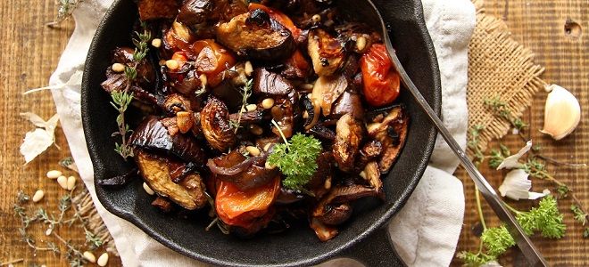 теплый салат с баклажанами и грибами