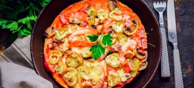 пицца на сковороде с грибами