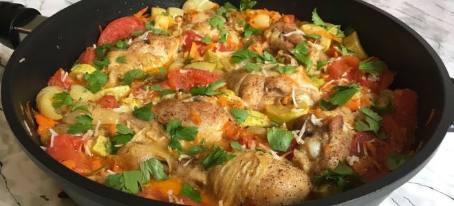 куриные бедра с овощами на сковороде