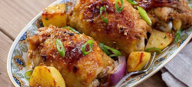 куриные бедра с картошкой на сковороде