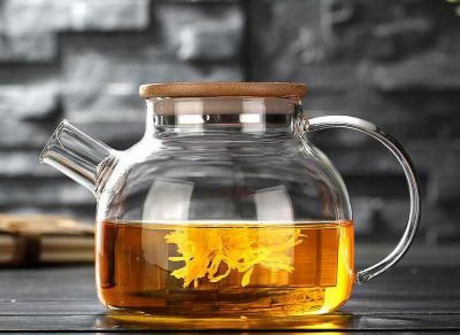 Стеклянный заварочный чайник с ситечком в носике