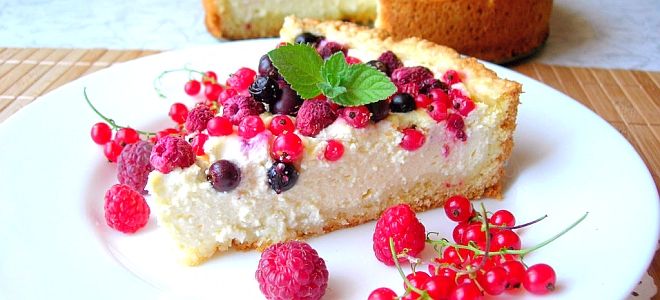 заливной творожный пирог с ягодами