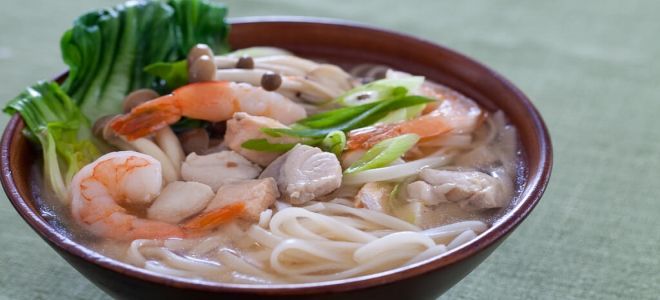вьетнамский суп морепродуктами и лапшой