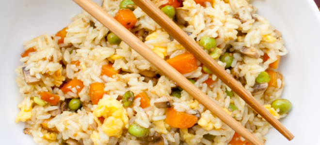 Рис с яйцом и овощами по китайски