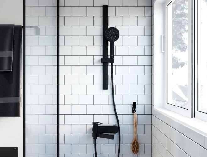 черный душ на фоне белой глянцевой плитки